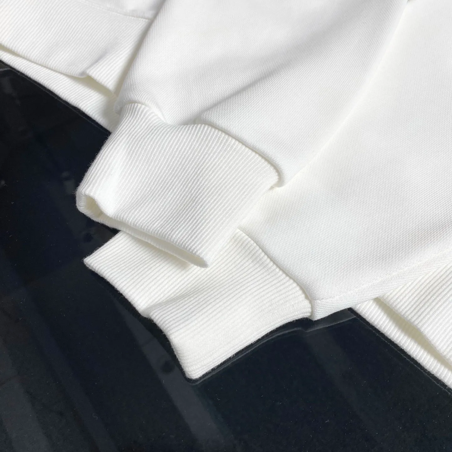 AMI/Love Embroidery-Pure cotton round neck heavy sweater, simple and exquisite logo love letter embroidery🪡LOGO logo 2026New Arrival-Original development/100% cotton Fashion Versatile-Light luxury trend Three standards complete-Premium Quality Size: S-XL Color: Black.White.Green.Apricot.
